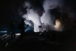 FOTO: V Českém Těšíně hořel autoservis. Shořela auta