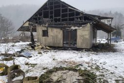 Požár na Frýdecko-Místecku zničil chatu, byli v ní lidé