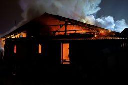 VIDEO A FOTO: Osm jednotek hasičů likvidovalo požár tržnice