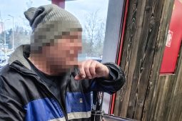 Místo nákupu kradl a močil mezi regály!