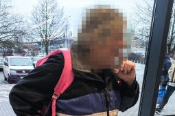 Pomočený a opilý: muž otevřel pivo v obchodě a rozjel chaos!