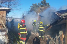 VIDEO: Požár stodoly na Českodubsku. Oheň se rozšířil i na sousední rodinný dům