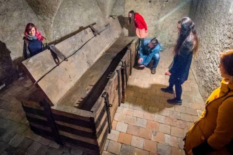 Chcete vidět starobylou pokladnici? Vydejte se do podzemí pardubického zámku