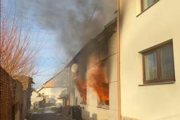 Tragický požár na Prostějovsku: V Hrušce zemřela seniorka, dům pohltily plameny