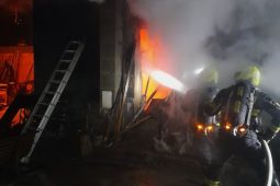 Noční požár garáže u Turnova likvidovalo šest hasičských jednotek 