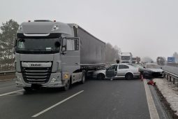 Silnice v kraji pokrývá ledovka, policie radí řidičům zůstat doma