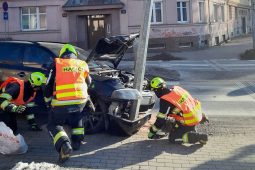 Náraz do sloupu, hromadné nehody i zranění. Hasiči zasahovali u 17 bouraček