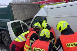 Nehoda u Chrastavy zaměstnala hasiče. Z dodávky vyprostili zraněnou osobu