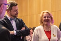 Rektor Ostravské univerzity ocenil Magdu Vašáryovou za dlouhodobou obhajobu svobody a demokracie