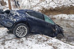 Vážná nehoda na Jihlavsku. Auto skončilo v potoce, řidič se těžce zranil