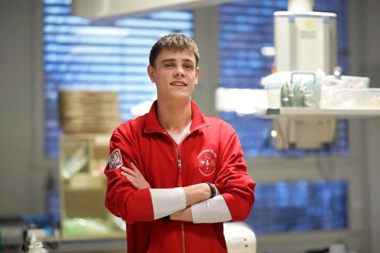 Mladý zdravotník chtěl jen doplnit palivo. Místo toho na čerpací stanici začal bojovat o život ženy