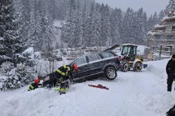 Minuty napětí v Krkonoších: hasiči zachraňovali auto visící nad ozdravovnou