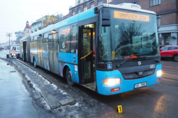 Vážná nehoda autobusu a chodkyně u Smíchovského nádraží. Policie hledá svědky