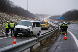 Nehoda na nájezdu na D5 uzavřela směr na Prahu: Zraněnou dívku transportoval vrtulník