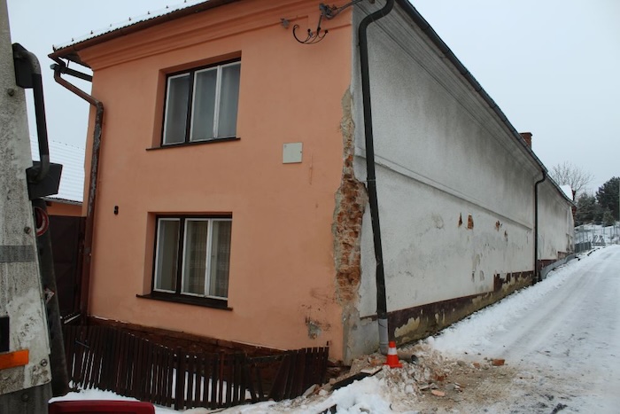 Rodinný dům poškozený při dopravní nehodě 