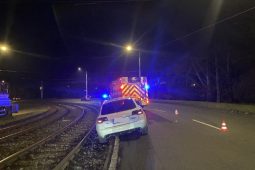 Řidič s autem vjel do kolejí! Hledají se svědkové nehody