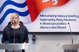 Požár v Boreči připravil desítky lidí o domov. Kraj řeší náhradní bydlení pro celé rodiny