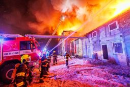 Desítky jednotek hasičů, třetí stupeň poplachu a škody za miliony. Trutnov zažil náročnou noc