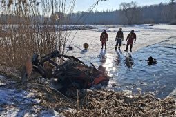 Drama na zamrzlém rybníku: malotraktor se propadl třicet metrů od břehu