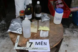 Dva bratři obviněni z výroby a distribuce pervitinu. Zadržela je zásahová jednotka