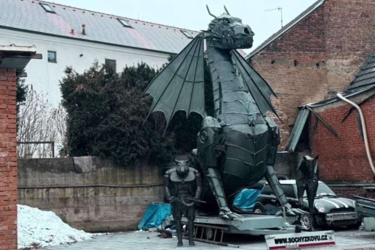 Šest metrů kovu, dračí síla a řemeslo. V Libčicích nad Vltavou vznikl obří drak