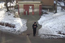 Neznáte muže na fotografii? Mohl by pomoci policii objasnit trestný čin