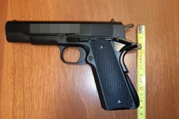 AUDIO a VIDEO: Se zbraní v ruce jej přepadl a chtěl peníze