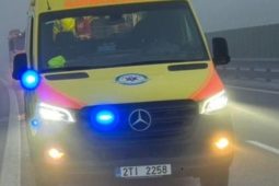 Ledovka zaměstnala záchranku: Pád do potoka, nekonečné čekání na pomoc v zimě