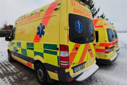 Řidička srazila na silnici muže, letěl k němu vrtulník