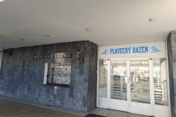 Starý bazén v Nymburce má dostat nový smysl. Město s nemocnicí chystají změnu