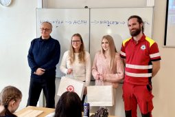 VIDEO: Studentky z Nového Jičína zachránily život chlapci. Záchranáři je ocenili