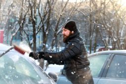 Řidič jel skoro naslepo. Policie varuje před jízdou s neodmrazeným autem