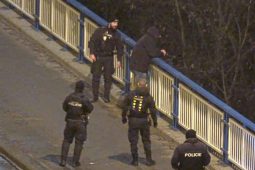 Minuty od tragédie. Muže na Sítenském mostě zachránila klidná slova