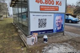 Nebezpečí na dosah ruky. U kladenské zastávky se objevila bedna plná injekcí