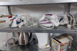 Druhá šance pro staré fény i rádia. V Třebíči dávají funkčnímu elektru nový život a pomáhají i útulku