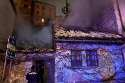 V Nádražní ulici hořel dům. Včasný zásah zabránil šíření požáru