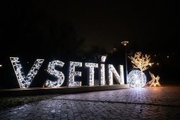 Vánoční výzdoba na Vsetíně nekončí, bude svítit až do února