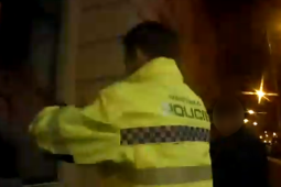 VIDEO: Na ledovém chodníku se mu zlomilo chodítko. Nemohl se dostat domů