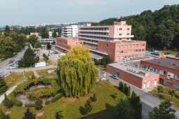 Baťova nemocnice zakazuje návštěvy. Důvodem je nárůst respiračních infekcí