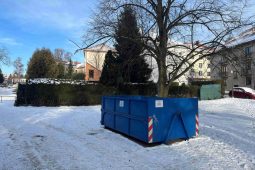 Technické služby rozmístily po městě kontejnery na odkládání vánočních stromků