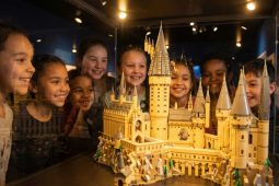 Letohrádek se promění v Bradavice. Mudlové, čarodějové i fanoušci mají vstup přikázaný