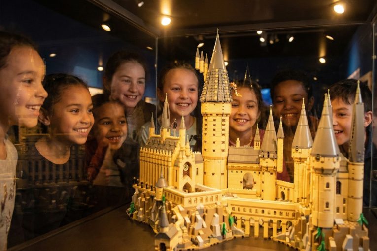 Letohrádek se promění v Bradavice. Mudlové, čarodějové i fanoušci mají vstup přikázaný