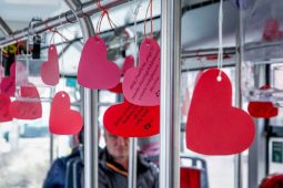 Malé gesto, které zahřeje u srdce. Pošlete do 1. února online valentýnský vzkaz a svou lásku pak na vyjížďku MHD
