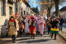 Masky, hudba a sousedské setkání. Svobodné Dvory ožijí masopustem