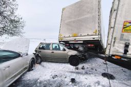 Nehoda tří vozidel u Rozběřic zastavila provoz na silnici I/35. Hasiči vyprošťovali zraněnou osobu