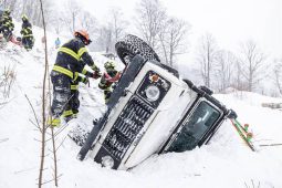 Nehoda v horském terénu: hasiči museli vozidlo zajistit proti pádu ze svahu