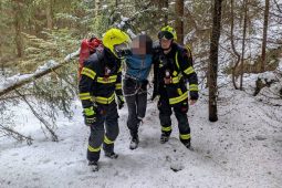 Mrazivé počasí a nepřístupný terén: pád ve skalách zaměstnal záchranáře i hasiče