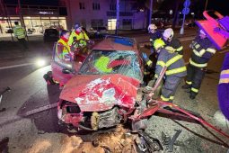 Podvečerní nehoda tří vozů v Hradci si vyžádala vyprošťování zraněného