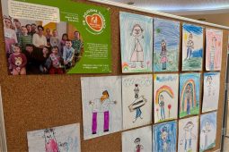 Pohádky, které spojují generace. Dětské kresby zaplnily vestibul krajského úřadu