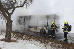 Požár autobusu si vyžádal 2. stupeň poplachu, 15 lidí včas uniklo